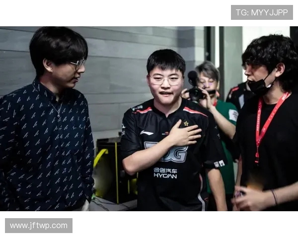 LNG战队配合引发热议玩家对战术选择的不同看法与争论